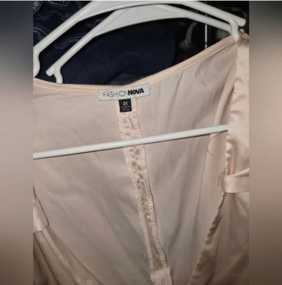 Fashion nova pink satin &lace blouse 2x - Picture 4 of 6